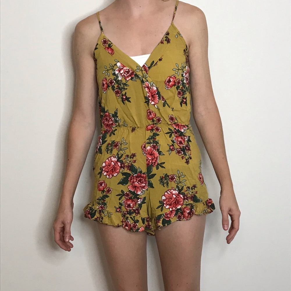 Beautiful Floral Romper 🌺 - Picture 2 of 5